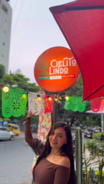 Letrero de Cielito Lindo con papel picado en la terraza