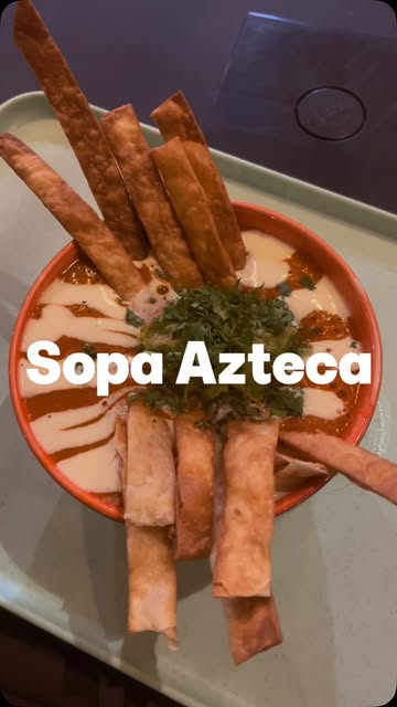 Sopa azteca con tiras de tortilla