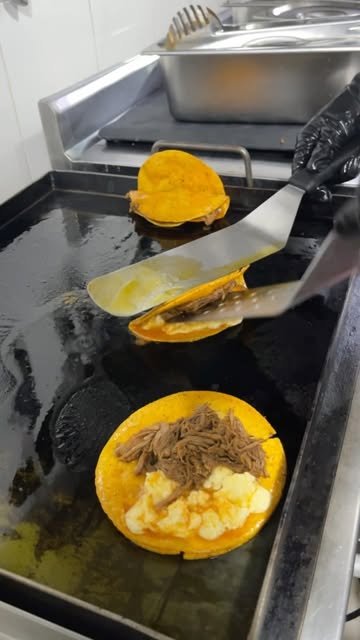 Quesabirrias doradas en la plancha